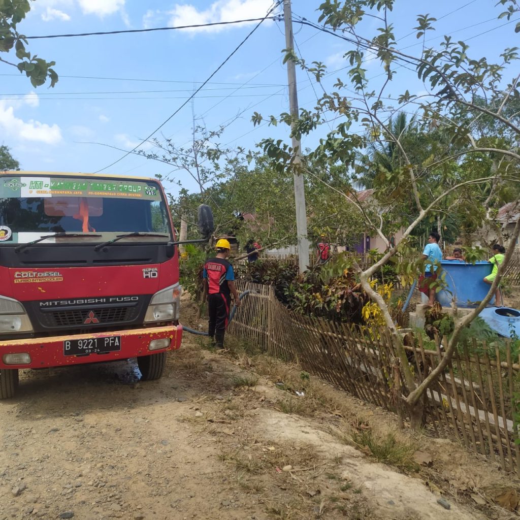 4000 Liter Air Bersih Disalurkan Oleh Hutan Tanaman Industri PT. Gema Nusantara Jaya Ke Desa Wapalo Kecamatan Atinggola